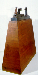 Guy du Toit "060486 SW", 1986 - steel on wood - 108x110x039 cm (PELMAMA)